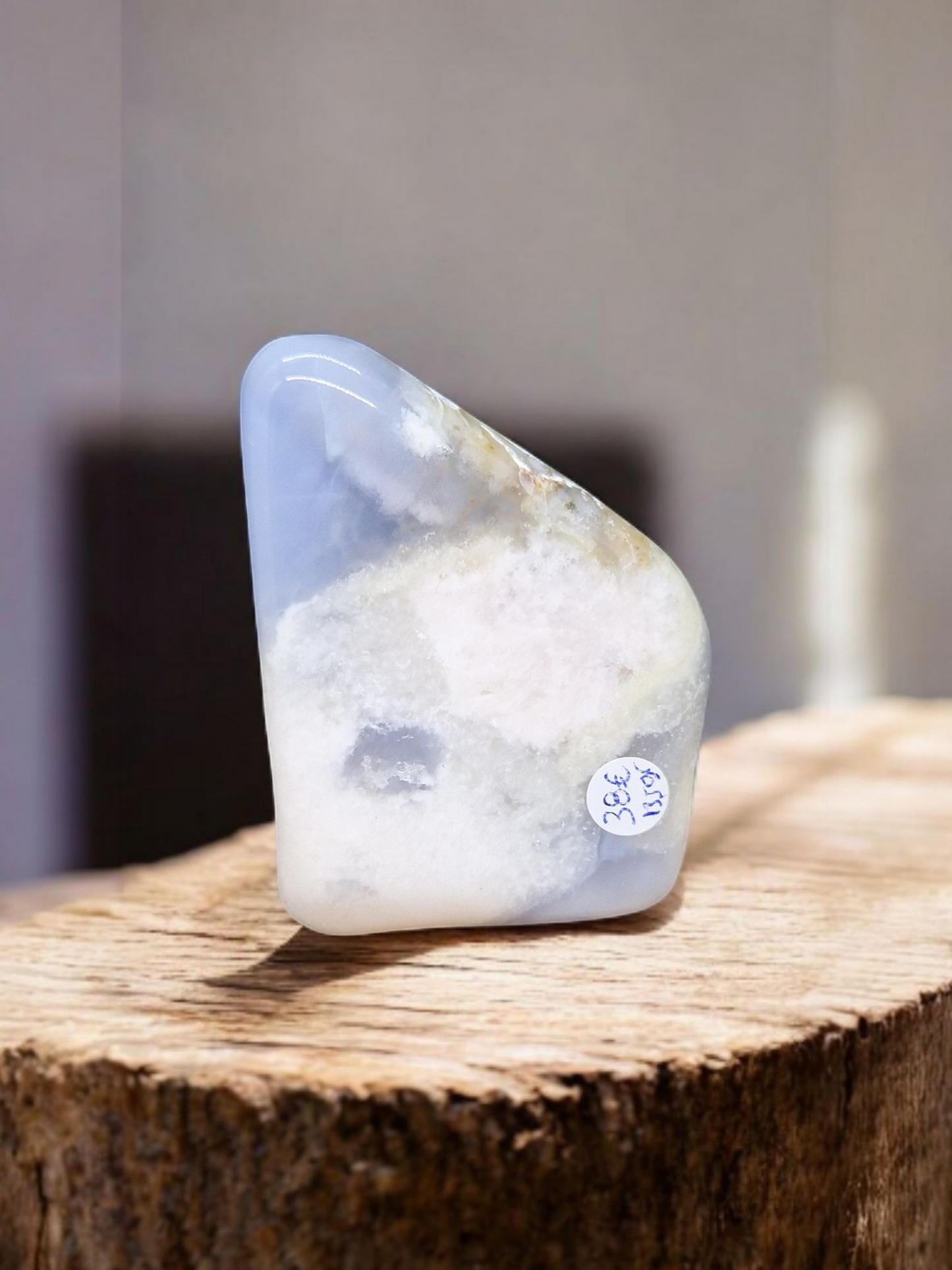 Forme libre Calcédoine bleue sur guangue