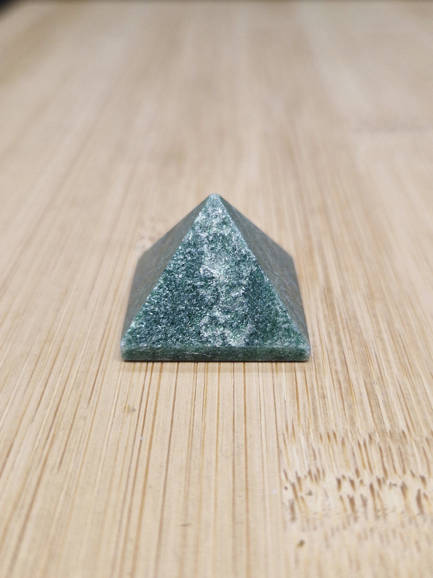 Petite Pyramide Fuschite