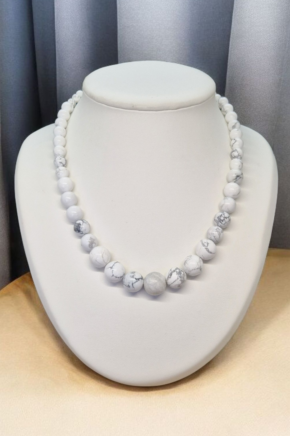 Collier Howlite