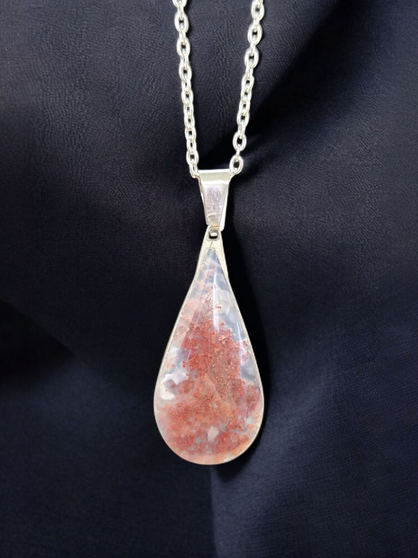 Pendentif Agate mousse rouge cerclé