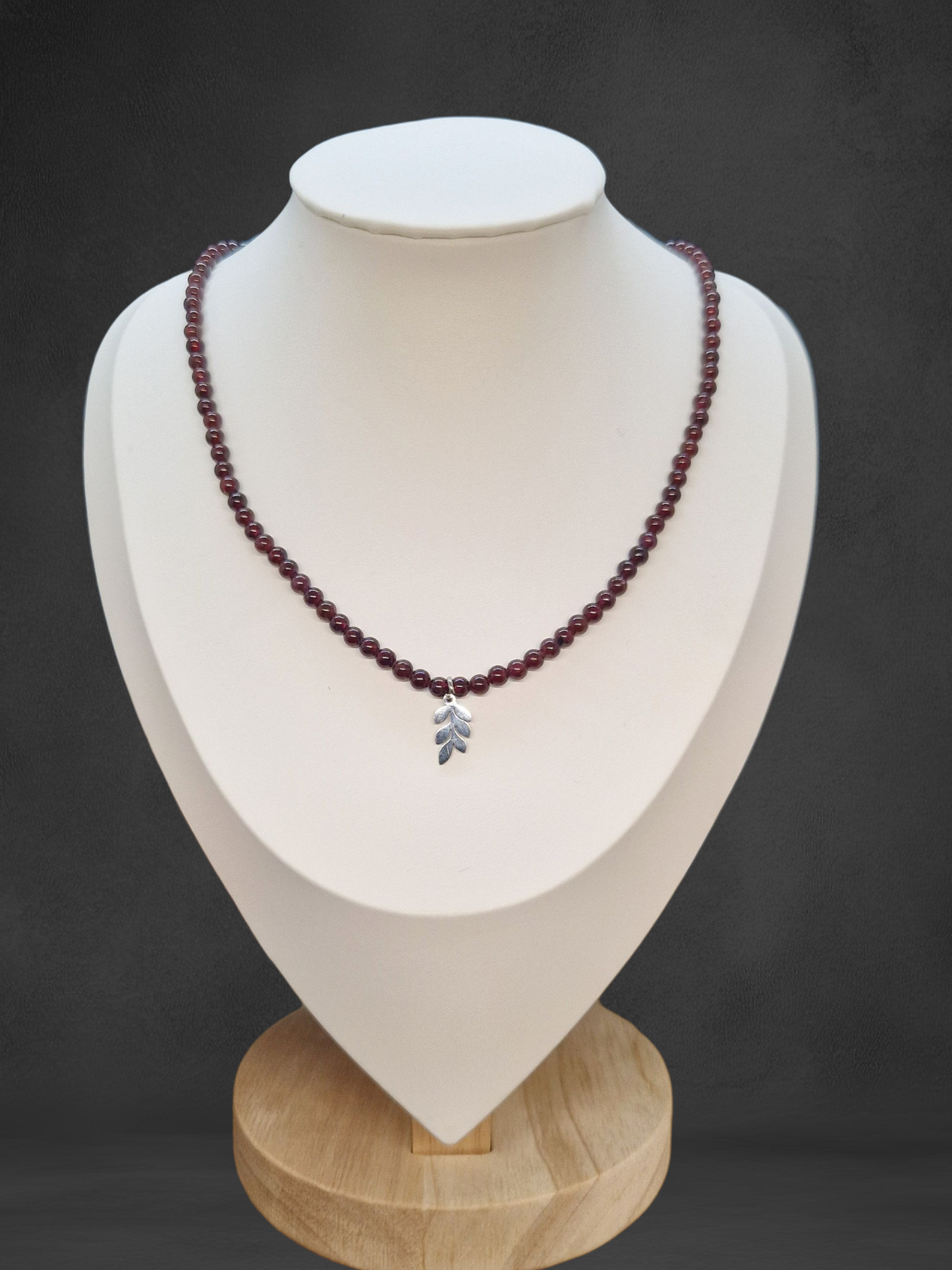 Collier Grenat & pendentif feuille