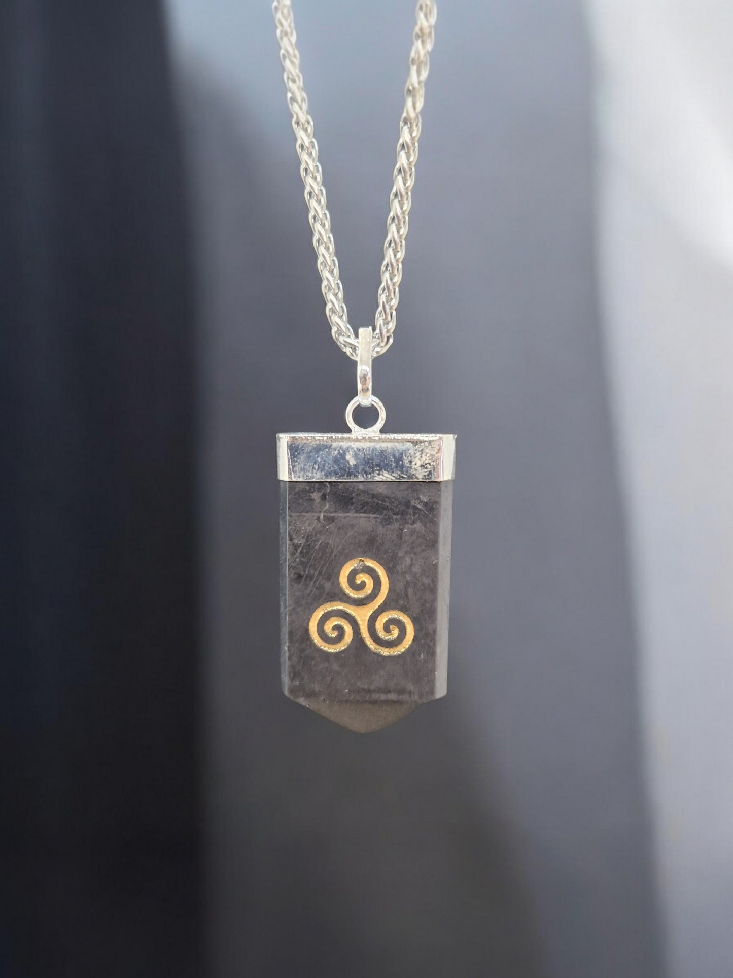 Pendentif Shungite Triskel