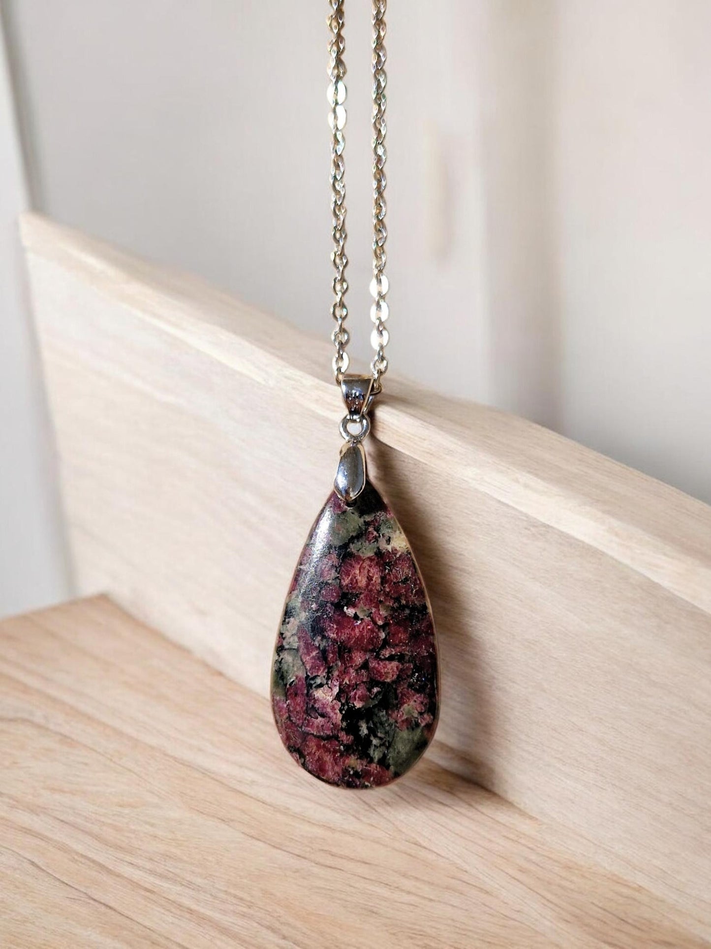 Pendentif Eudialyte