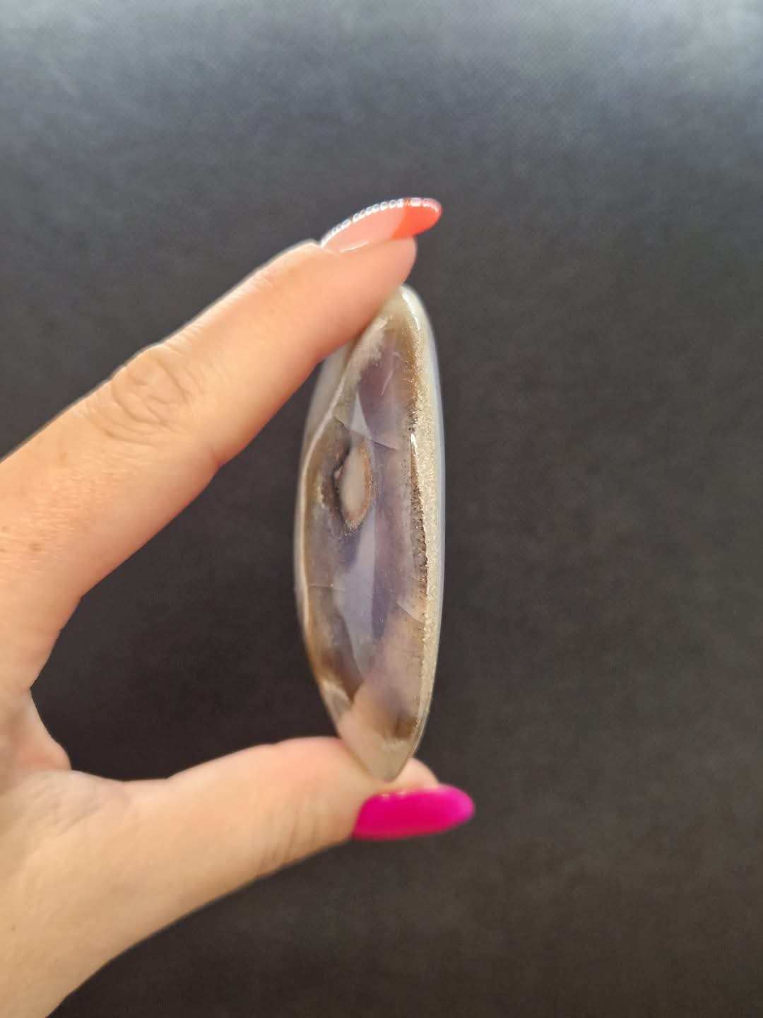 Forme libre Calcédoine bleue sur guangue