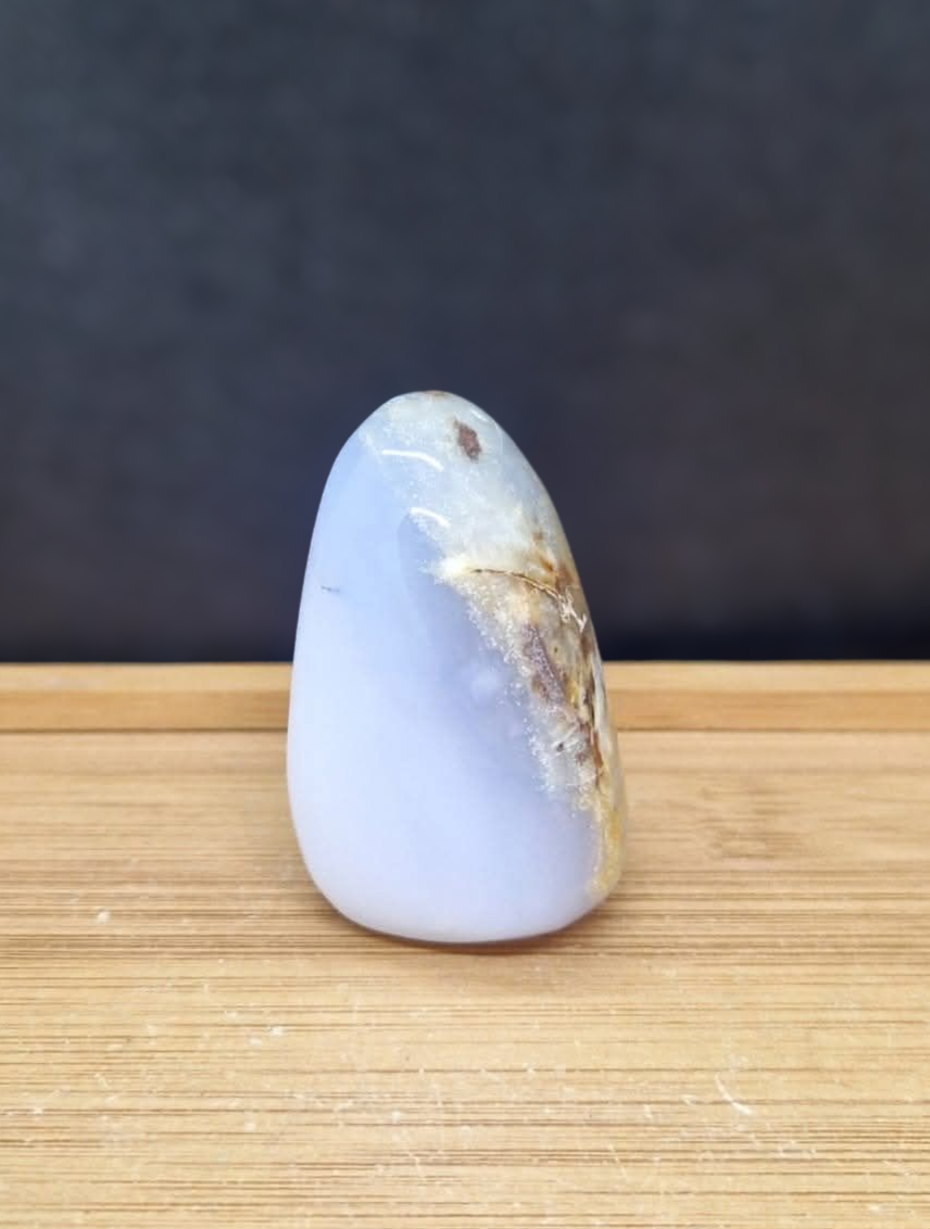 Forme libre Calcédoine bleue sur guangue