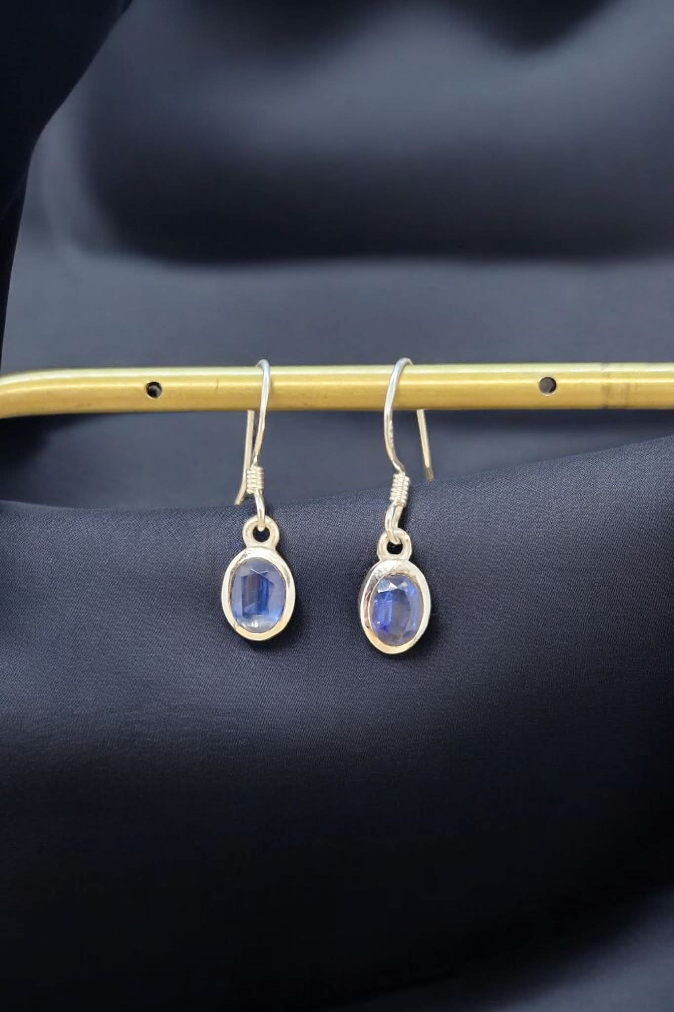 Boucles d'oreilles Cyanite bleue facettée argent