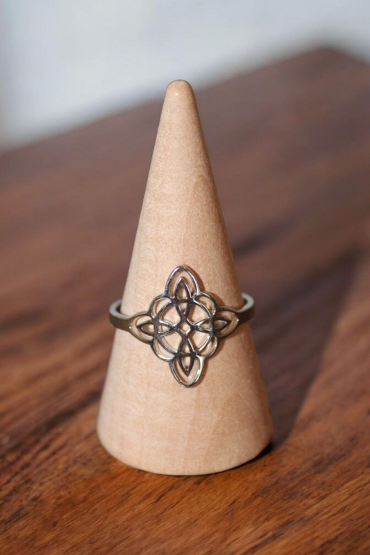Bague argentée nœud de sorcière
