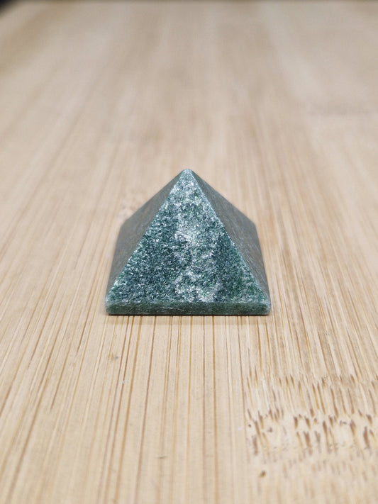 Petite Pyramide Fuschite