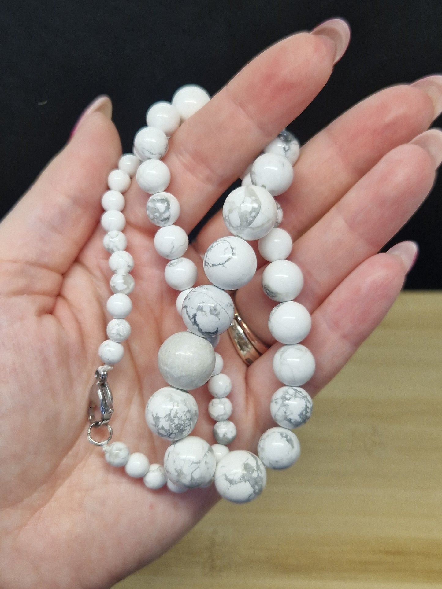 Collier Howlite