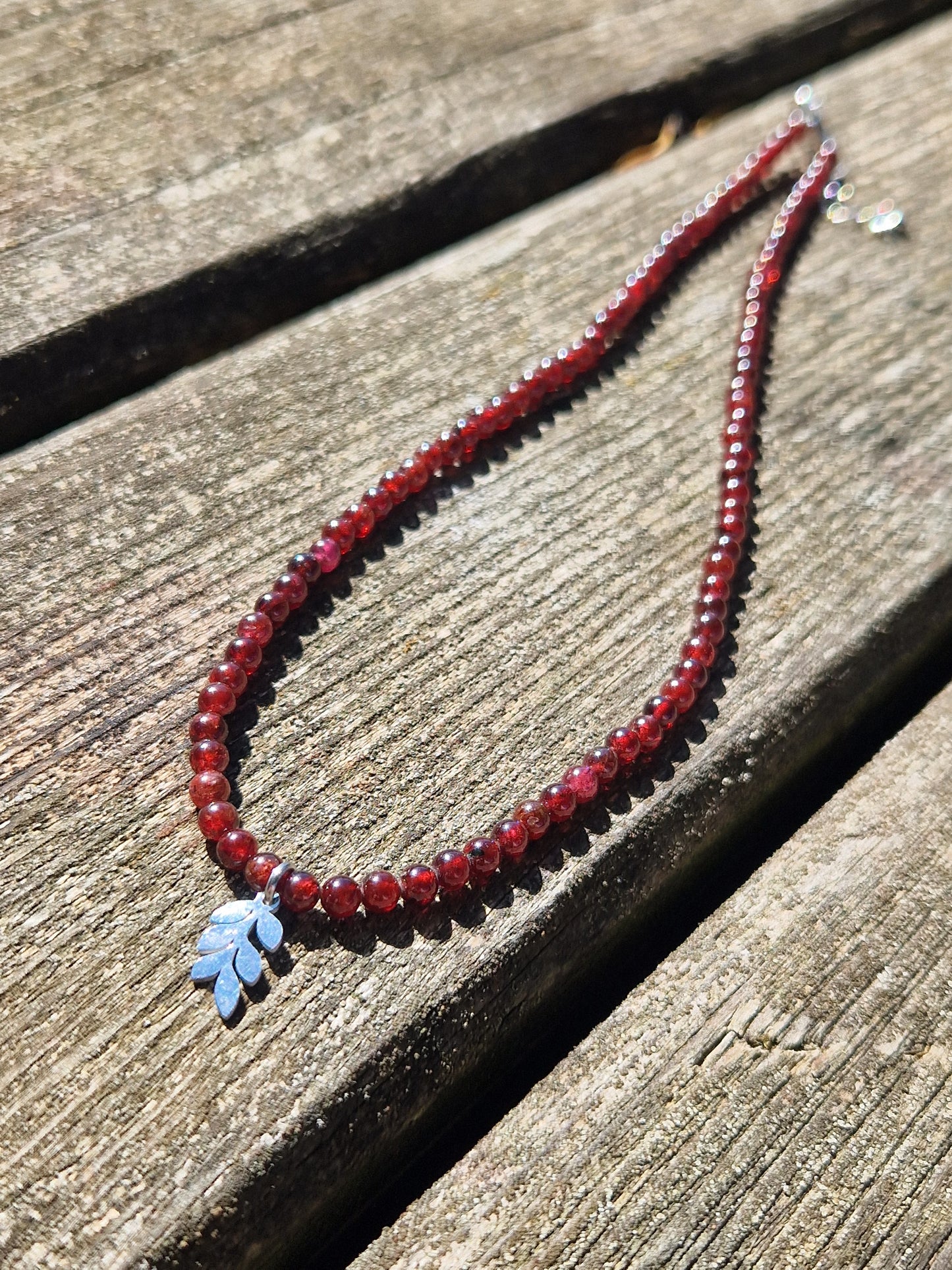 Collier Grenat & pendentif feuille
