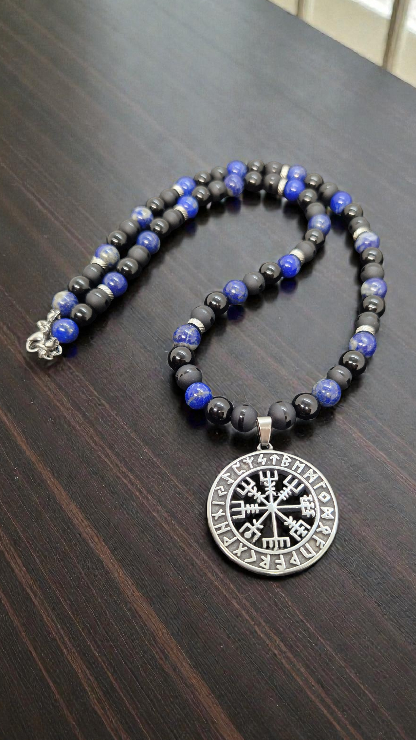 Collier Vegvísir Obsidienne, onyx et lapis lazuli