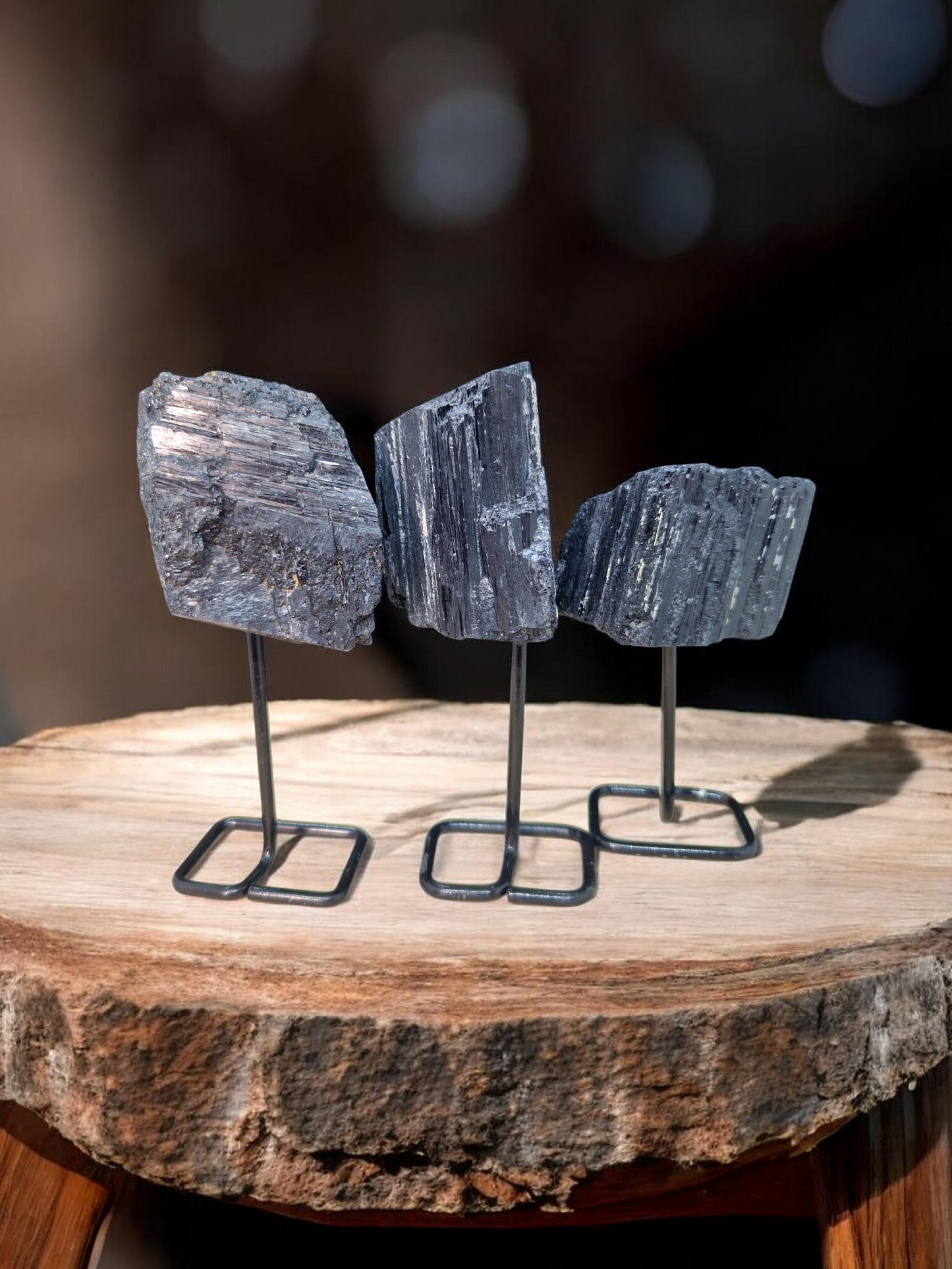 Tourmaline noire brute sur socle