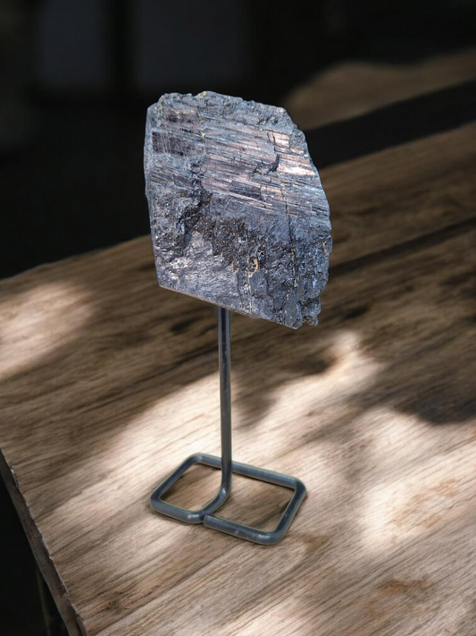 Tourmaline noire brute sur socle