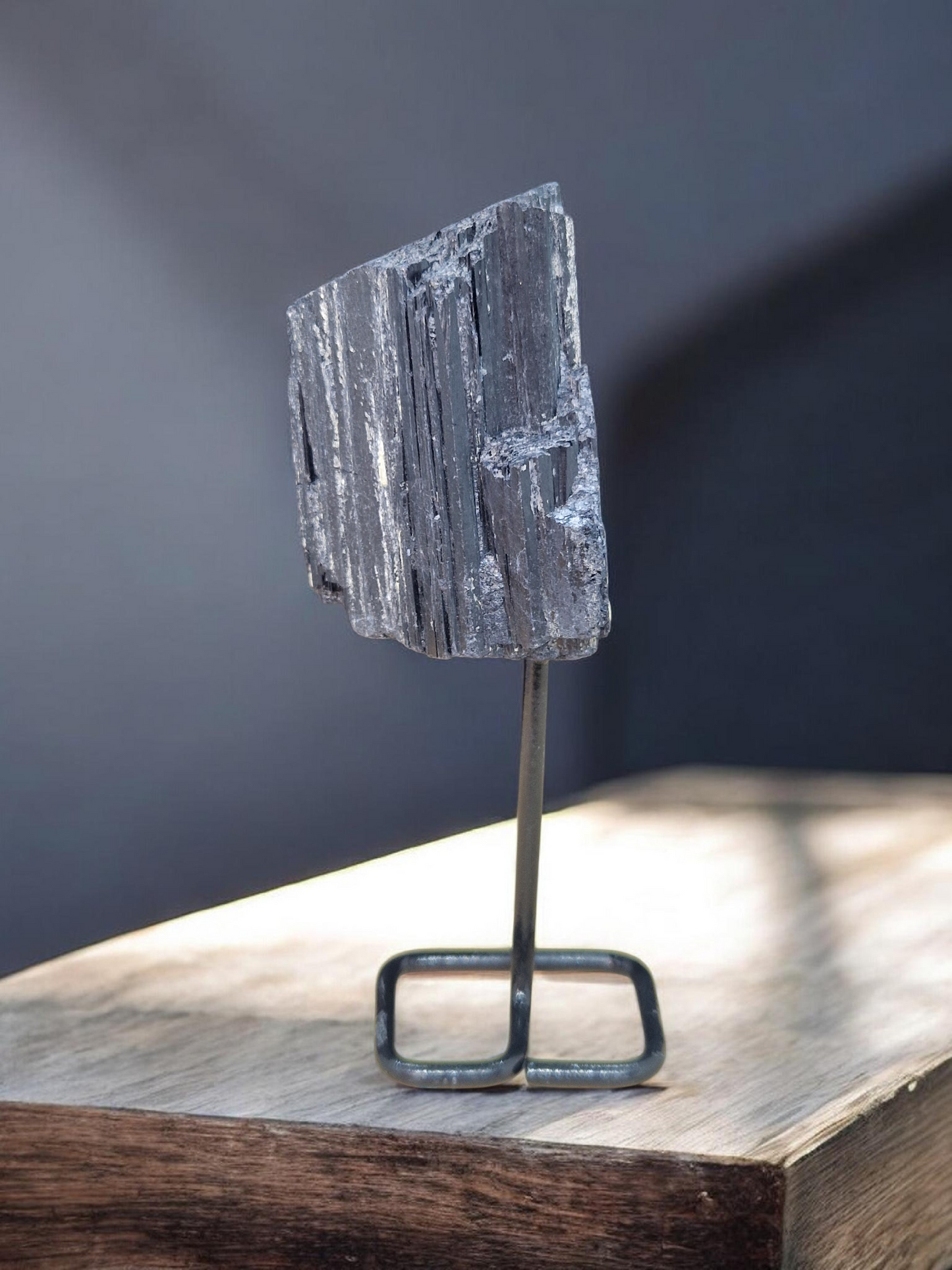 Tourmaline noire brute sur socle