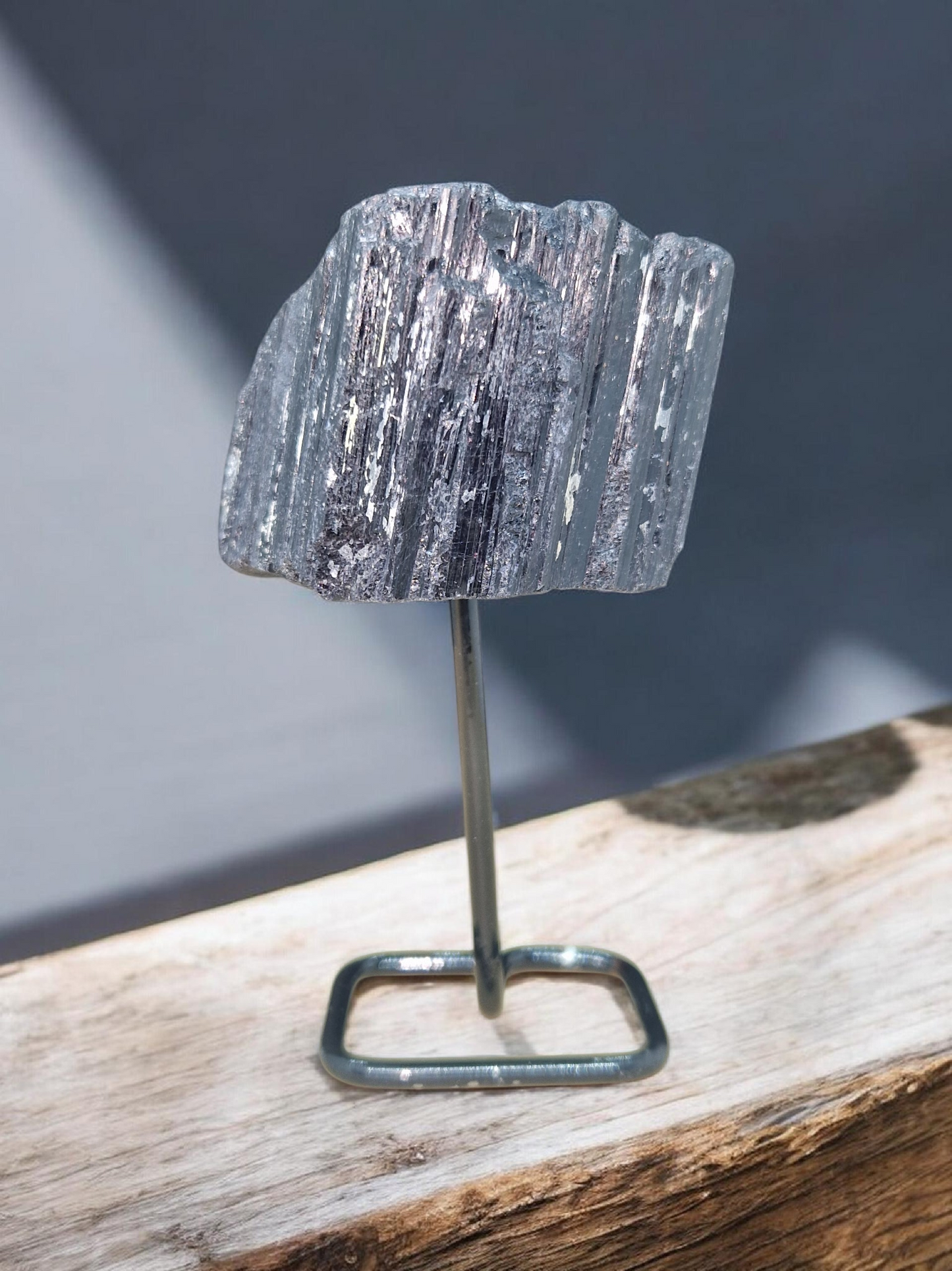 Tourmaline noire brute sur socle