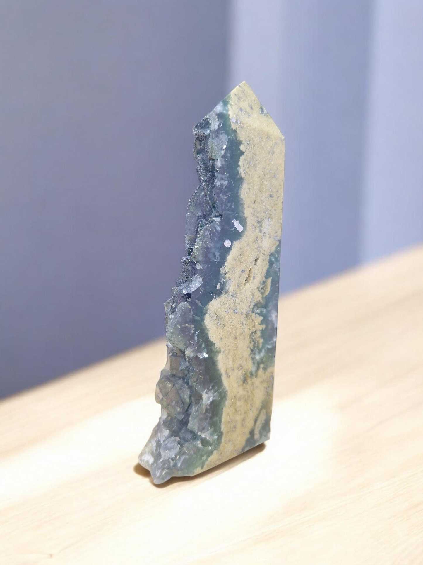 Pointe semi polie en Fluorite sur Pyrite