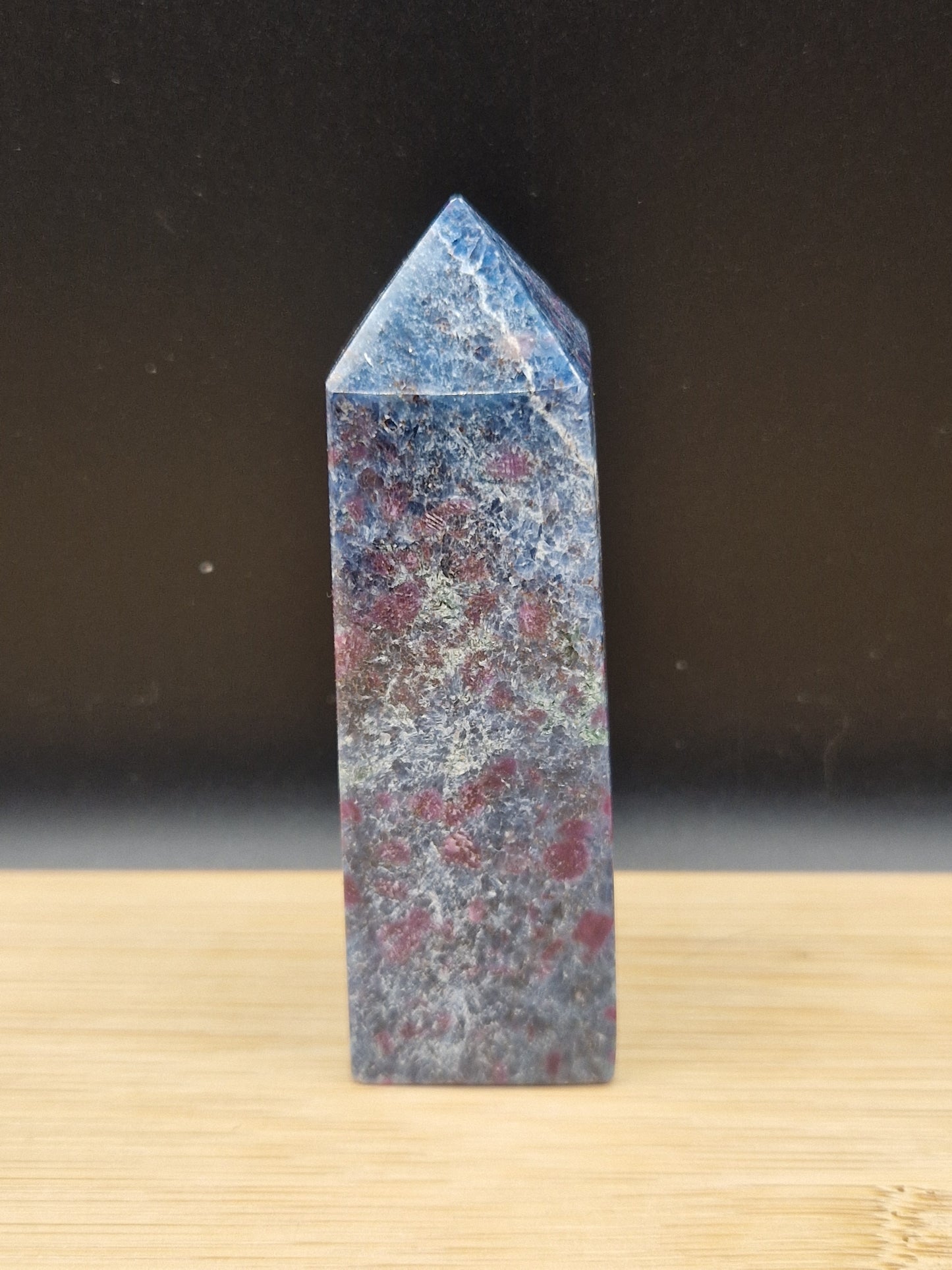 Obelisque rubis Cyanite