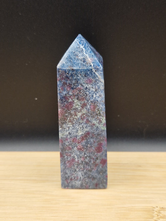 Obelisque rubis Cyanite