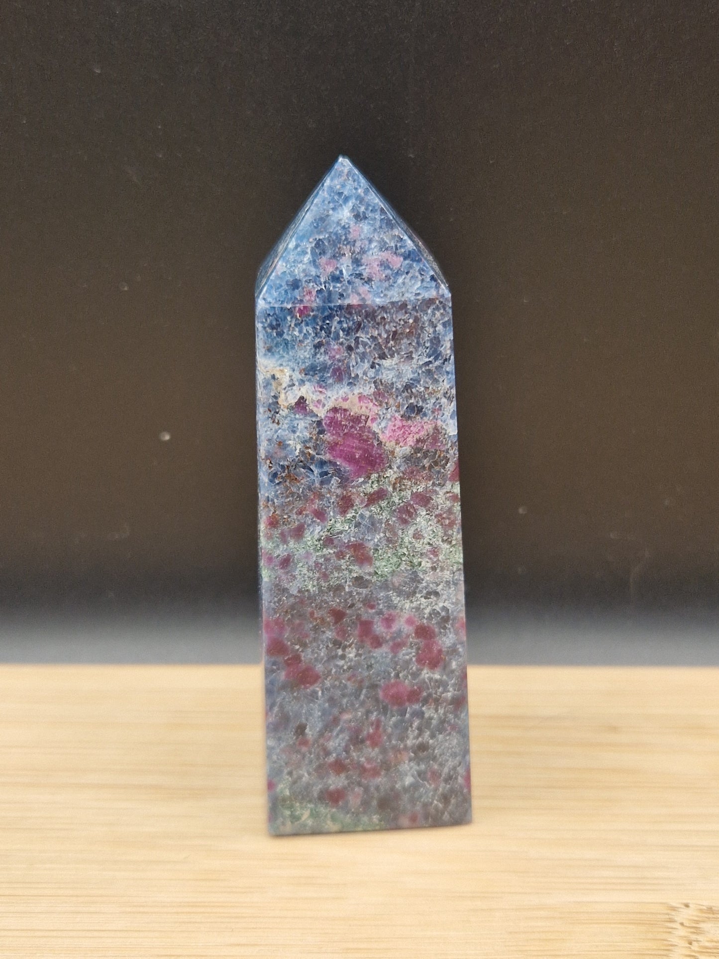 Obelisque rubis Cyanite