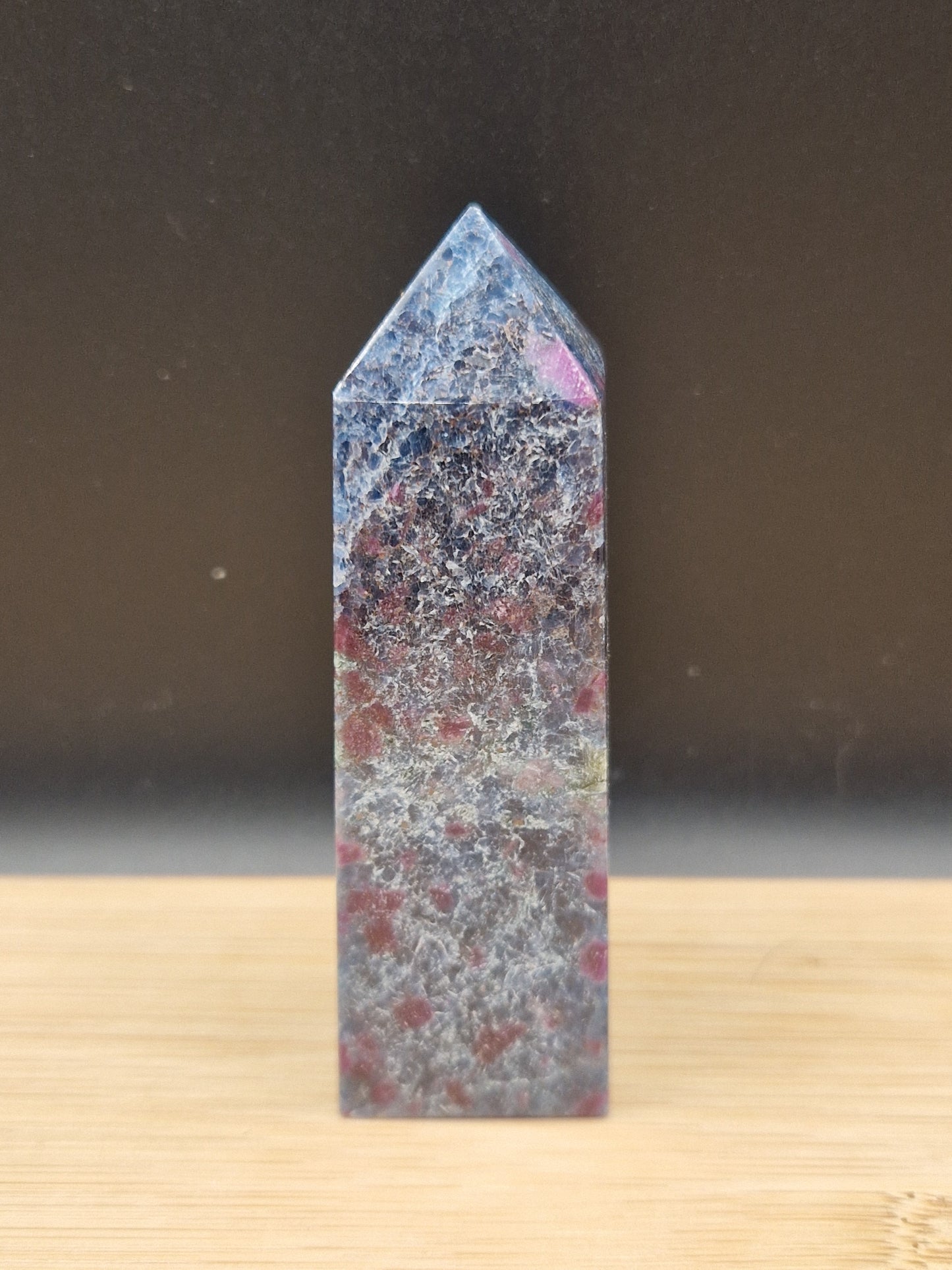 Obelisque rubis Cyanite