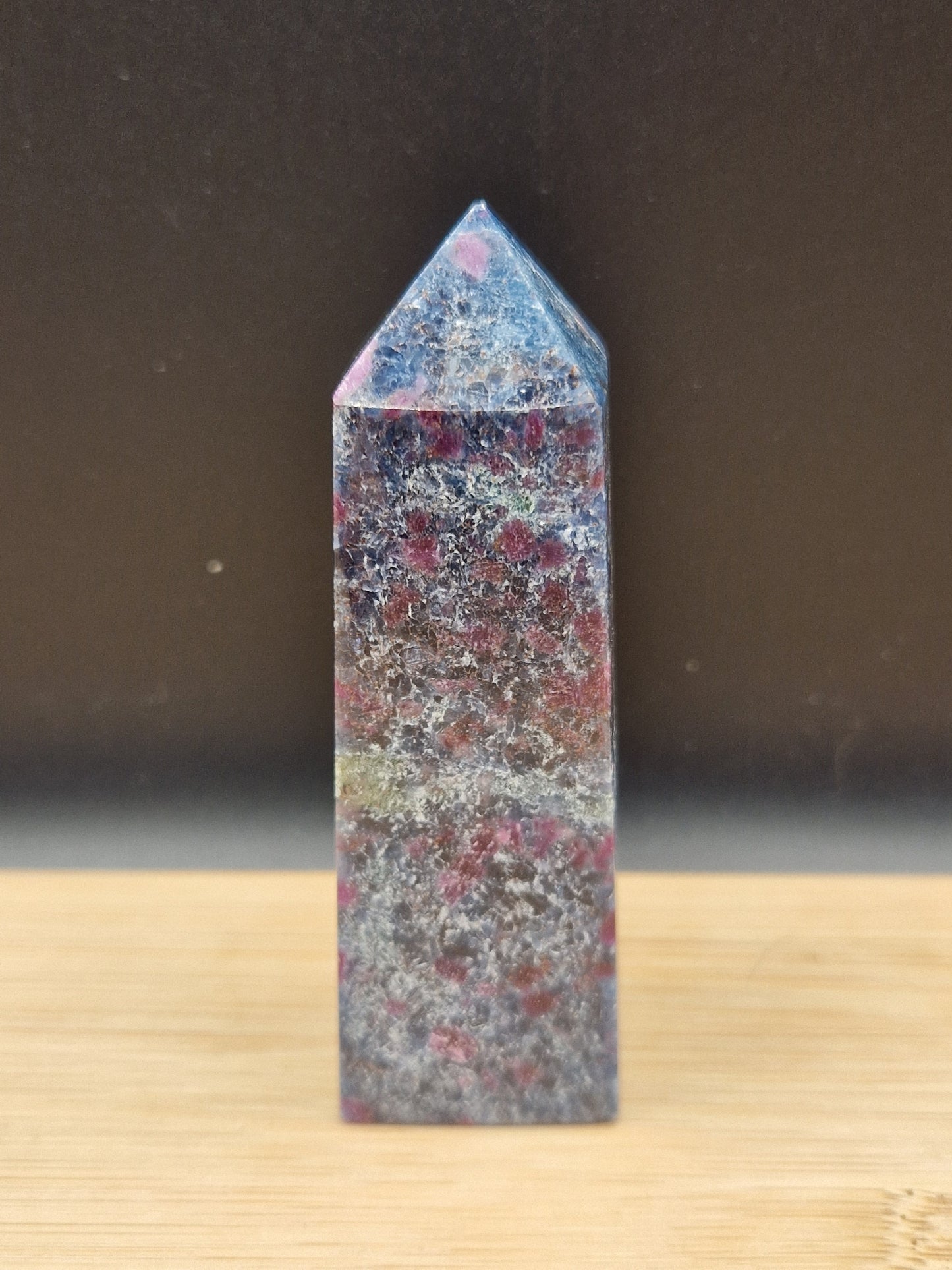 Obelisque rubis Cyanite