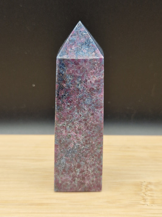 Obelisque rubis Cyanite
