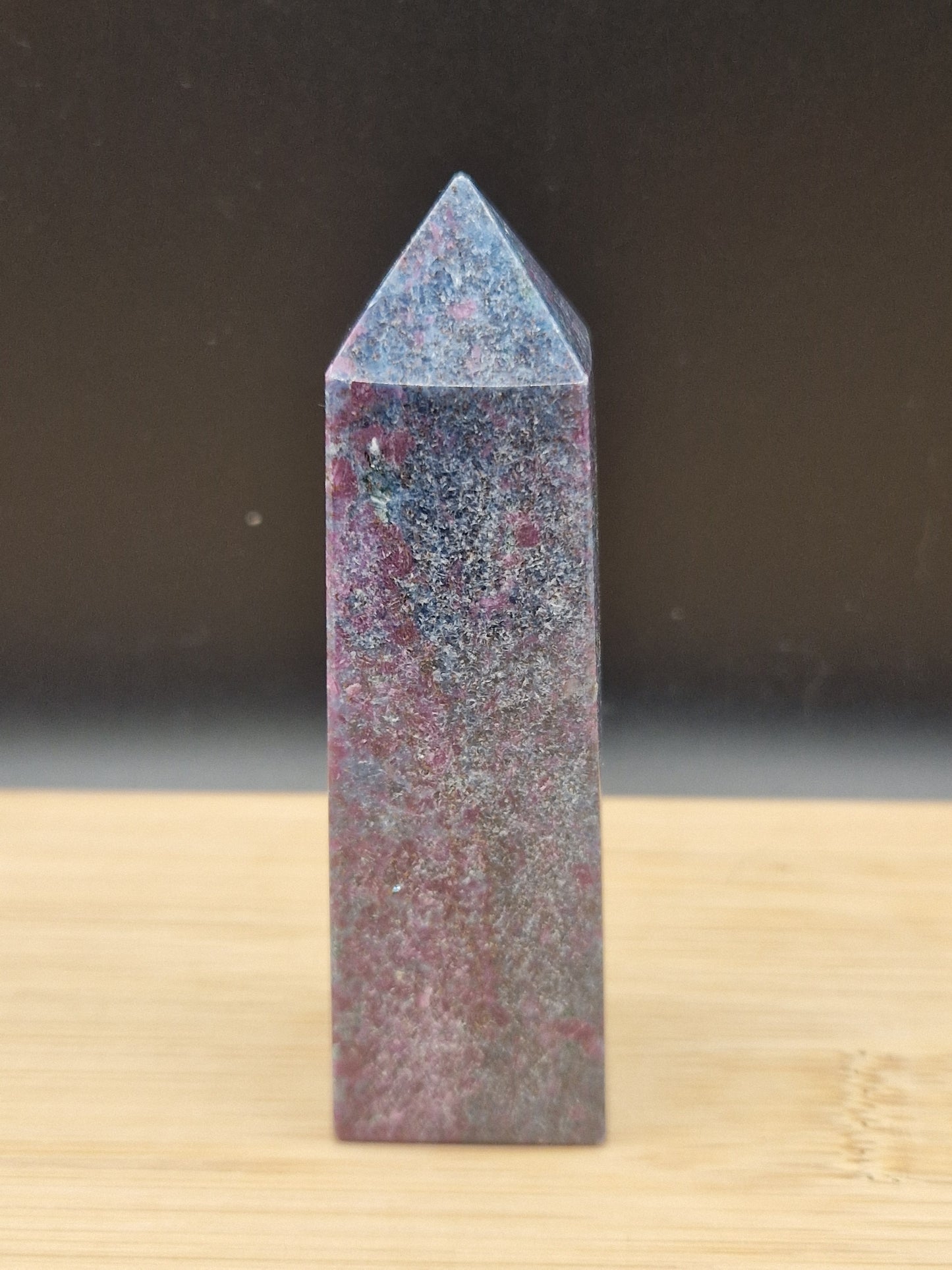 Obelisque rubis Cyanite
