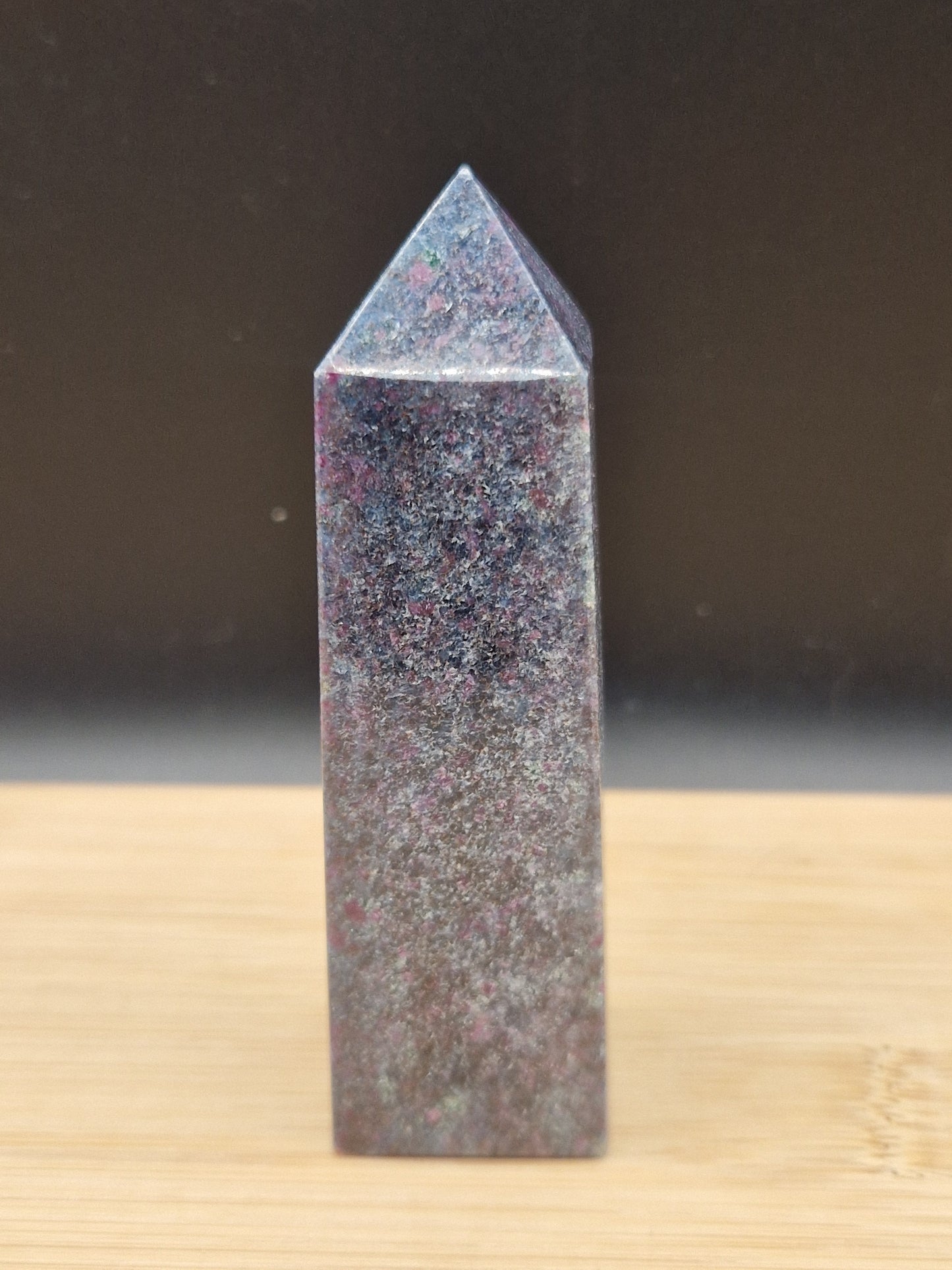 Obelisque rubis Cyanite