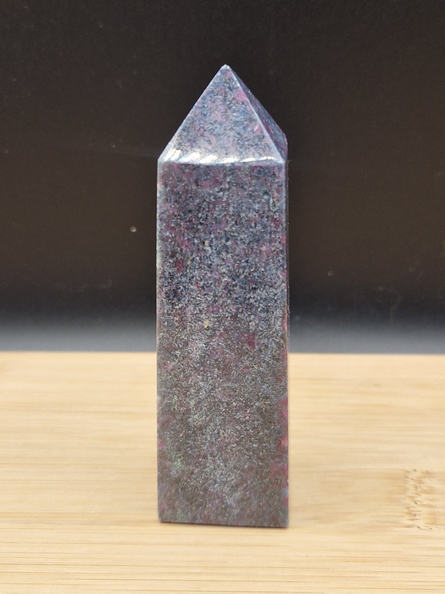 Obelisque rubis Cyanite