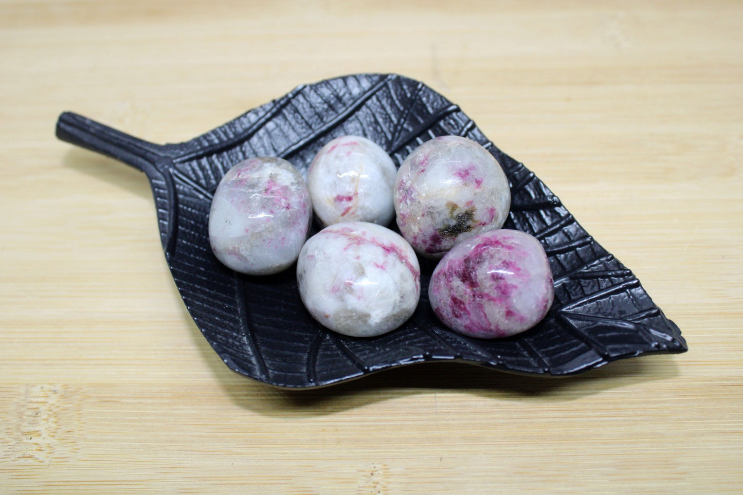 Pierres roulées Rubellite sur Quartz